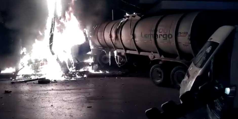 Pipa se incendia tras chocar con un transporte de pasajeros en Ecatepec
