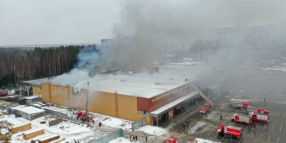 En esta imagen publicada por el servicio de prensa del Ministerio ruso de Emergencias se aprecia humo de un incendio saliendo de un centro comercial en Balashikha, a las afueras de Moscú