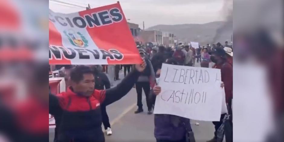 Manifestantes bloquean más de 30 vías carreteras, toman por la fuerza el aeropuerto de Arequipa y retienen a policías, todo para exigir liberación del expresidente Pedro Castillo