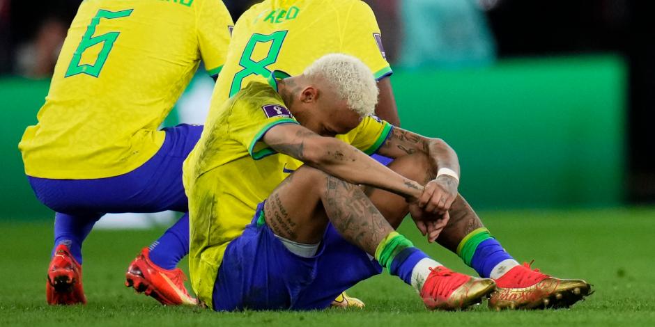 Neymar lamenta la eliminación de Brasil de la Copa del Mundo Qatar 2022.