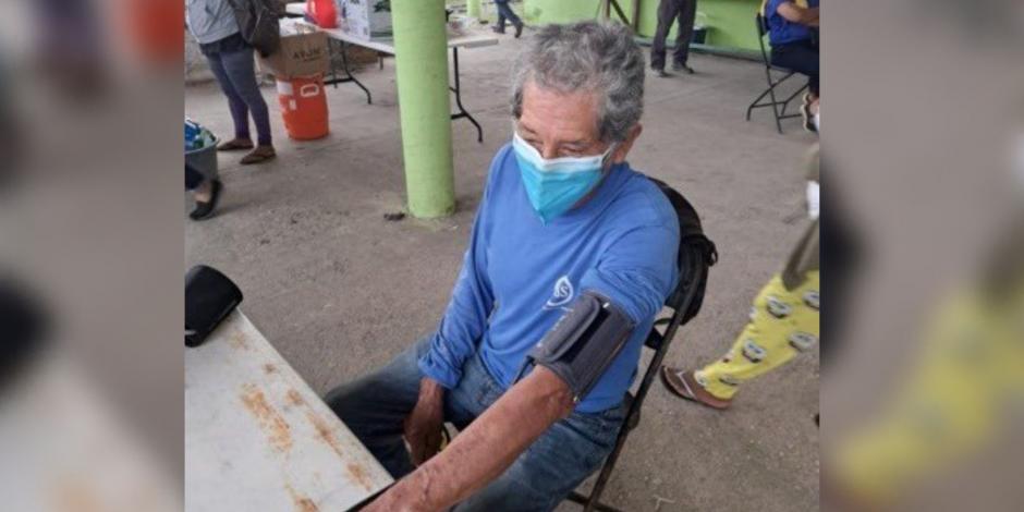Una persona de la tercera edad recibe atención médica luego de ser evacuada por la fuga de amoniaco registrada en el Itsmo de Tehuantepec
