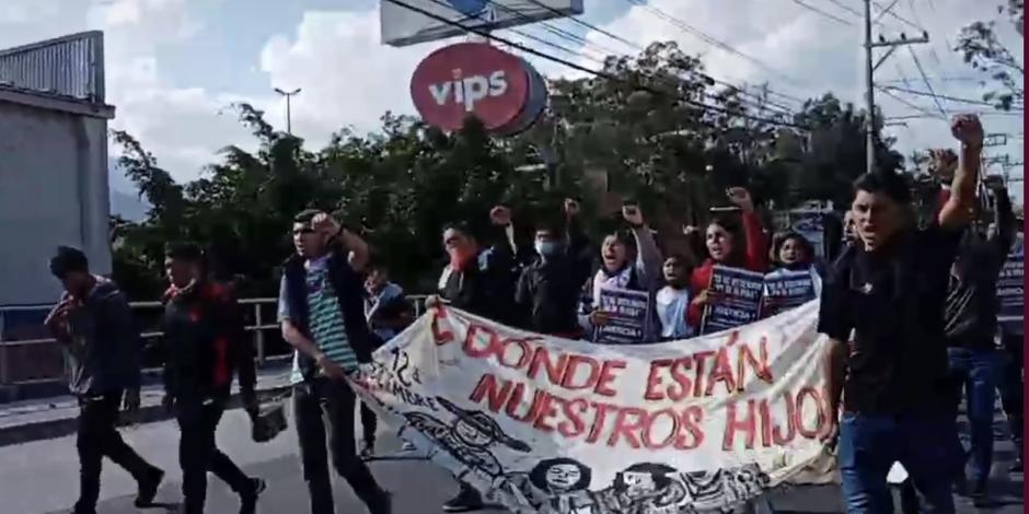 Normalistas de Ayotzinapa roban vehículos, chocan y agreden a policías en el Libramiento a Tixtla.