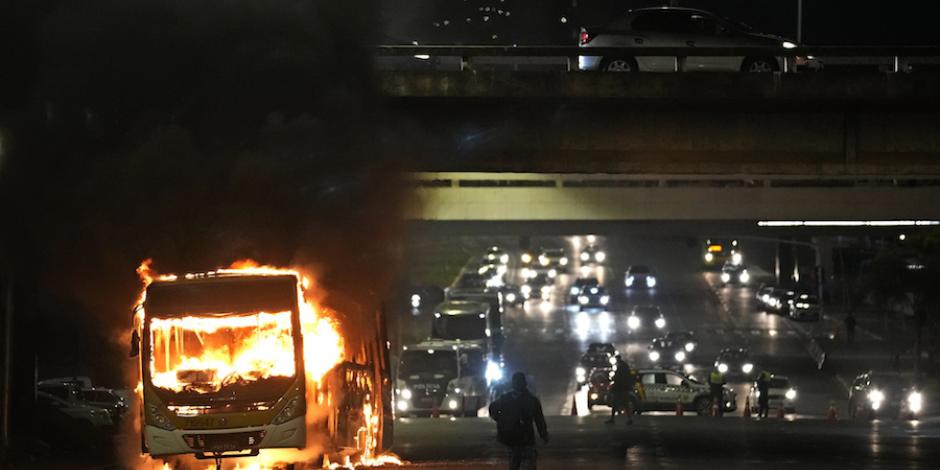 Un autobús incendiado evidencia los actos violentos de ayer.