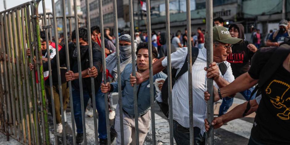 Poder Judicial de Perú rechaza liberación de Pedro Castillo; seguidores del ex presidente levantan una barricada frente a la prisión de su líder campesino