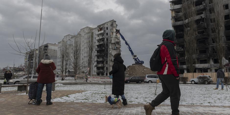 Residentes continúan con su vida lo más normal posible en medio de la reconstrucción de Kiev, ayer.