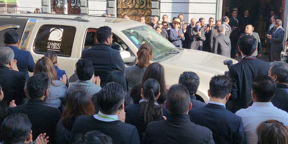 Cuerpo de Miguel Barbosa llega al Congreso de Puebla.