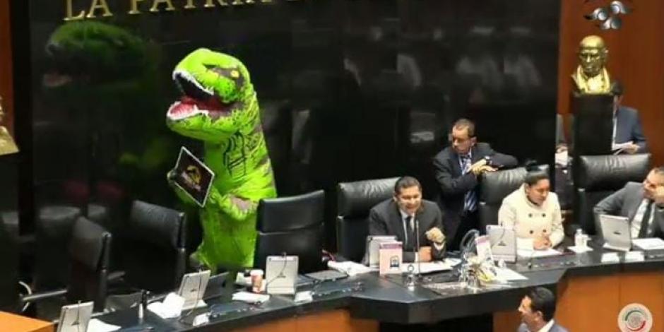 Disfrazada de dinosaurio, Xóchitl Gálvez se manifiesta contra el “Jurassic Plan” en el Senado.