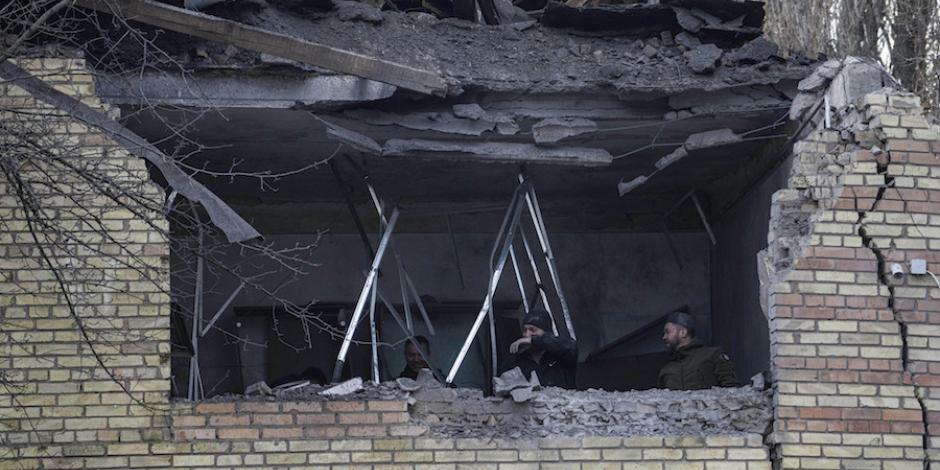 Defensores inspeccionan un inmueble atacado por los rusos en Donetsk, ayer.