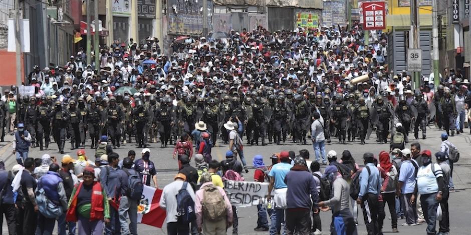 La policía llega hasta donde simpatizantes de Pedro Castillo protestan por su detención en Arequipa, Perú, ayer.