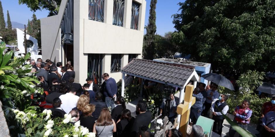 Decenas de personas acompañaron al féretro de Miguel Barbosa hasta el panteón municipal de Tehuacán, en donde sus restos fueron depositados la tarde de ayer.