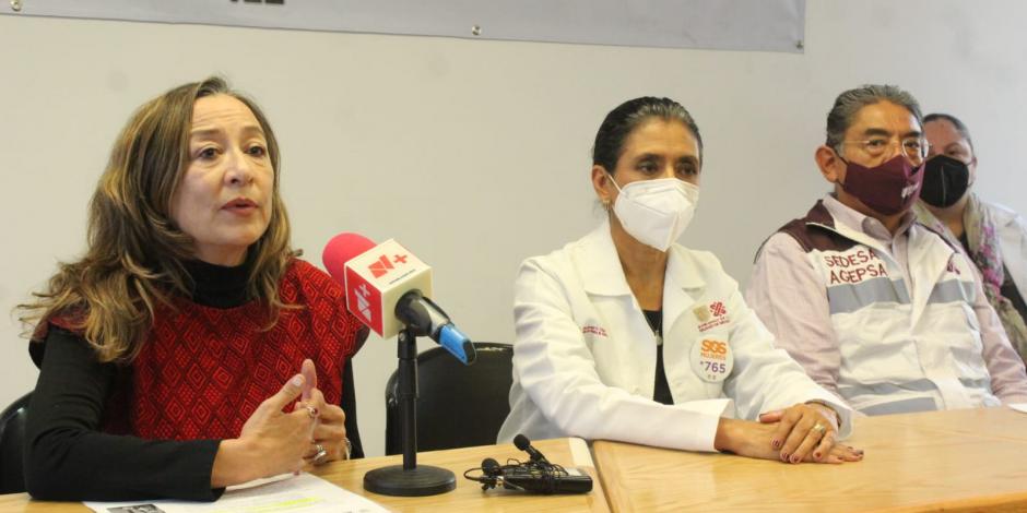 La titular de Salud, Oliva López (al centro) durante la conferencia de prensa, ayer.