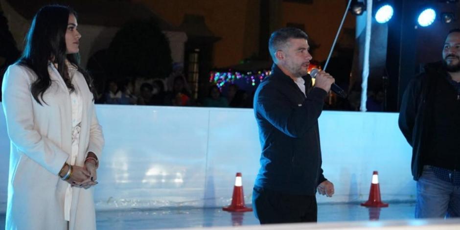 Mauricio Tabe inaugura pista de hielo "Renace la Felicidad MH".