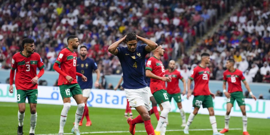 Raphael Varane se lamenta de un error en el partido contra Marruecos.