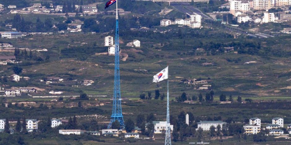 Banderas de Corea del Norte, al fondo, y de Corea del Sur, al frente, ondean en la franja fronteriza entre ambos países, en Paju, Corea del Sur, el 9 de agosto de 2021