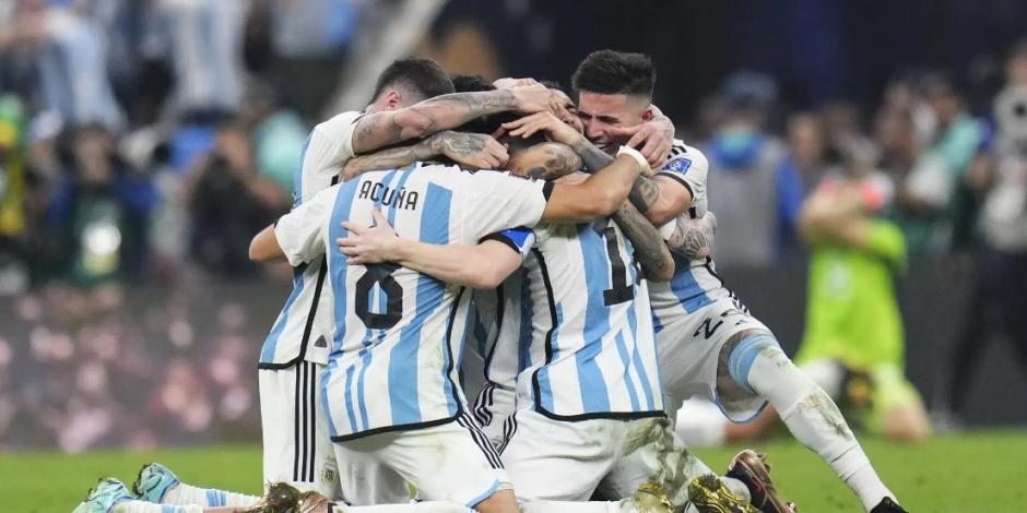AMLO celebra el triunfo de Argentina en Mundial de Qatar 2022.