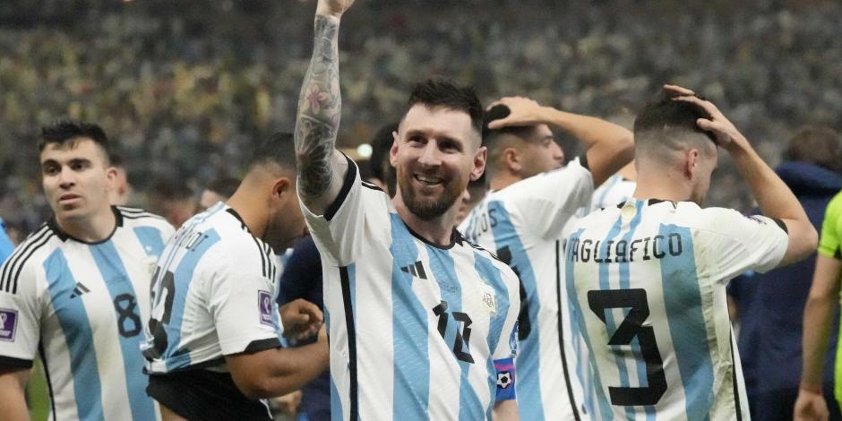 Lionel Messi celebra momentos después del triunfo de Argentina sobre Francia en serie de penaltis en la final de Qatar 2022.