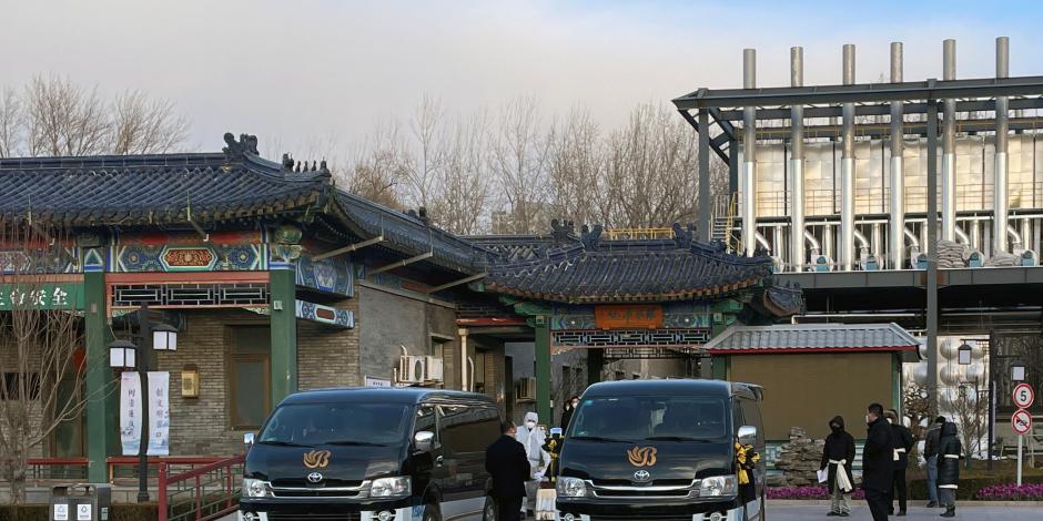 Trabajadores con trajes protectores mueven un ataúd fuera de un crematorio en una funeraria, en medio del brote de la enfermedad por coronavirus (COVID-19) en Beijing, China, el 17 de diciembre de 2022.