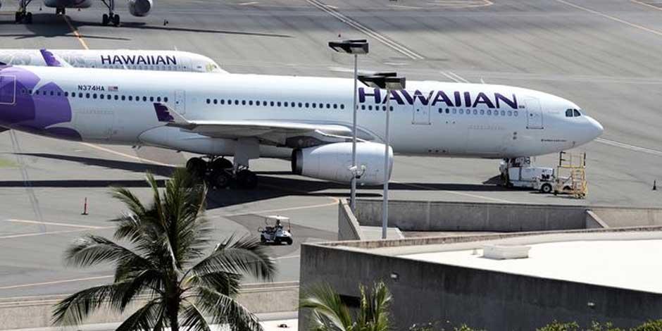 En la imagen, aviones de Hawaiian Airlines que permanecen inactivos en la pista del Aeropuerto Internacional Daniel K. Inouye en Honolulu, Hawái en abril de 2020