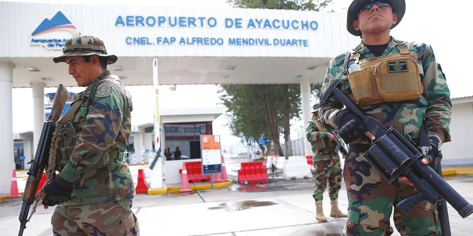 Militares resguardan las instalaciones del aeropuerto de Ayacucho, tras intentos de bloquear la zona.