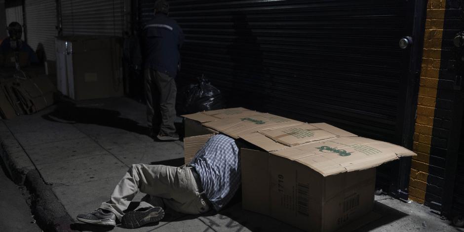 David Hernandez, un indigente de 62 años, entra a su cama hecha con cajas de cartón, el miércoles 14 de diciembre de 2022, en Los Ángeles