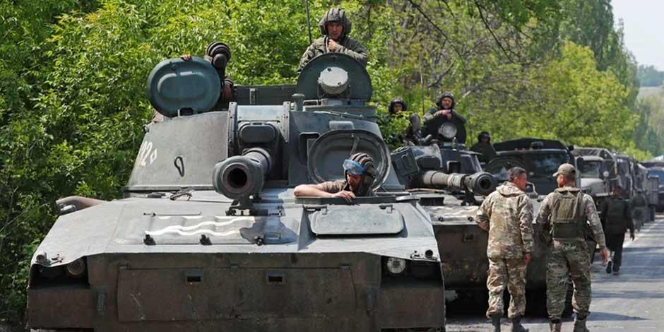 Tropas rusas se movilizan en sus tanques en las afueras de Donetsk, en Ucrania