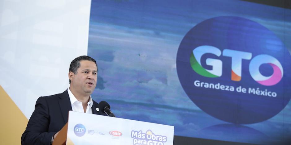 El gobernador Sinhue Rodríguez durante el anuncio del programa financiero en León, Guanajuato, ayer.