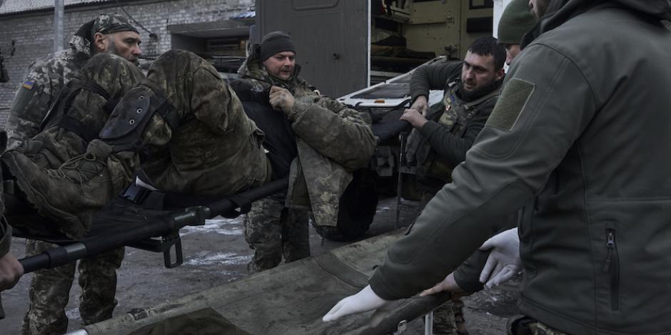 Soldados trasladan a un compañero herido en combate en Donetsk, ayer.