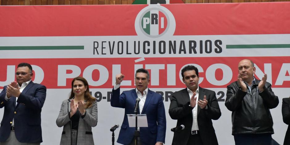 El líder nacional del PRI, Alejandro Moreno (centro), durante la reunión del Consejo Político Nacional, ayer.