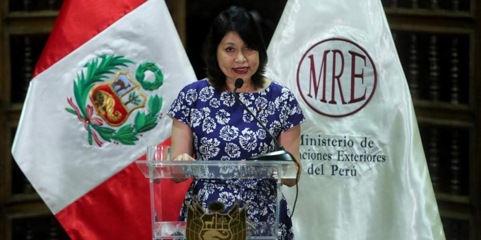 Perú declara persona non grata al embajador de México.