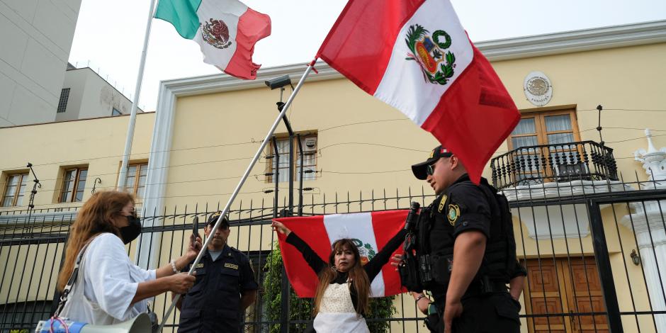 Los manifestantes se paran frente a la embajada de México en Perú después de que el canciller Marcelo Ebrard anunció que se otorgó asilo a la familia del expresidente peruano Pedro Castillo.