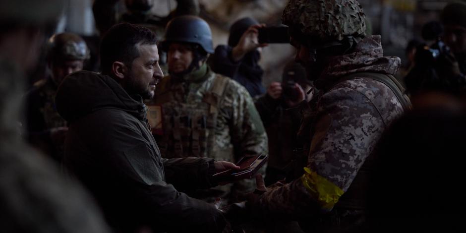 Volodimir Zelenski visita a soldados en el frente de batalla en Bajmut, ayer.