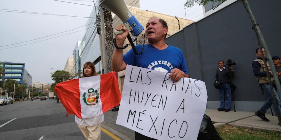 Peruanos protestan en embajada mexicana por asilo a familia de Pedro Castillo, ayer.