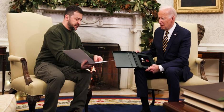 Zelenski entrega medalla a Joe Biden durante reunión.