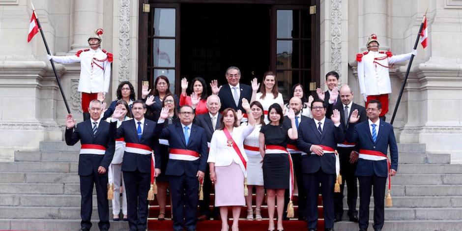 La presidenta Dina Boluarte (centro) posa junto a su nuevo gabinete.