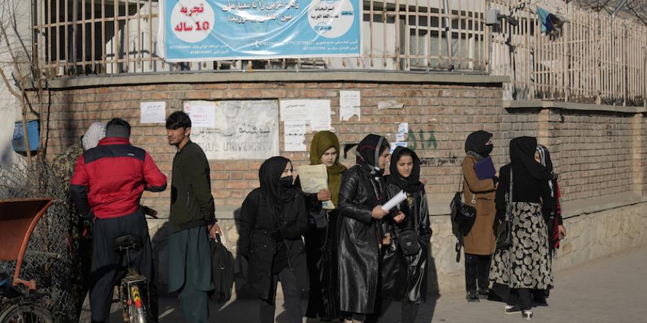 Mujeres se retIran de la Universidad de Kabul ante la prohibición gubernamental para ingresar, ayer.