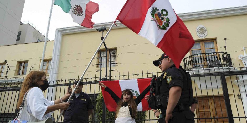 México no rompe con Perú, aunque AMLO arremete contra gobierno.
