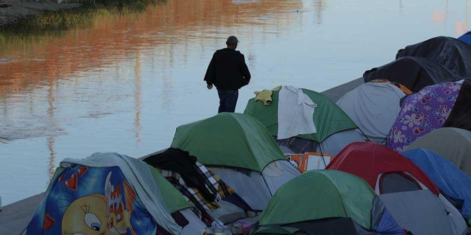 Al borde del Río Bravo, migrantes venezolanos instalaron un campamento improvisado con casas de acampar el 26 de noviembre de 2022