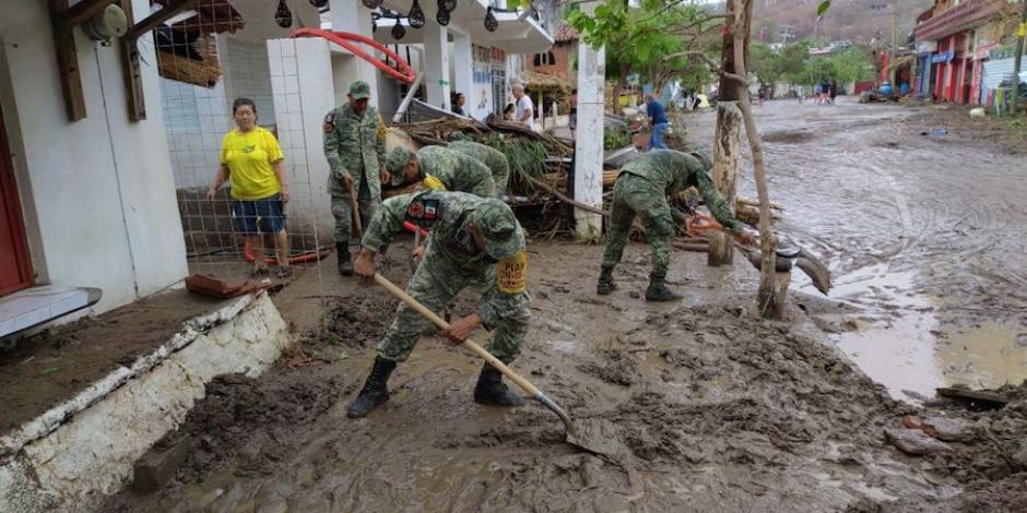 Elementos castrenses apoyaron a la población, tras la destrucción que dejó el huracán Agatha, en Oaxaca, el 3 de junio.
