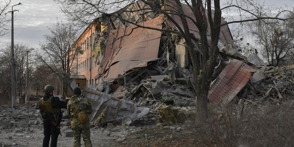 Personal de seguridad supervisa el daño en una escuela de Ucrania, ayer.