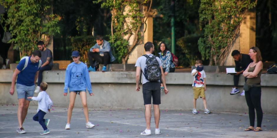 Familias de extranjeros acuden al Parque México a pasear con su familia, en la colonia Condesa