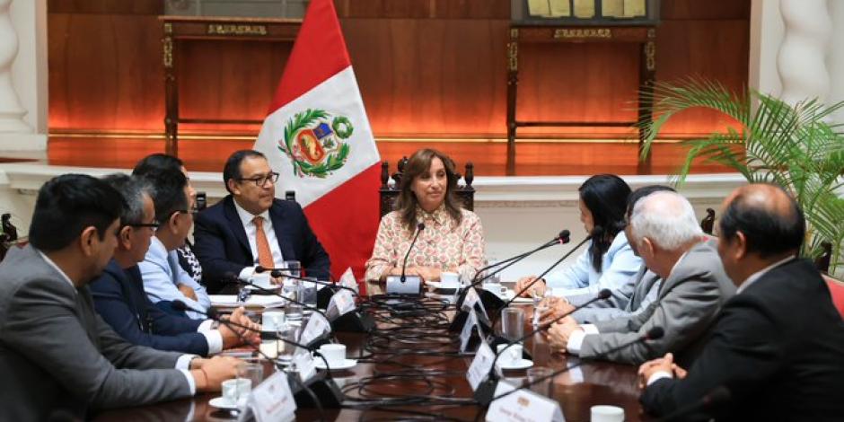La presidenta de Perú, Dina Boluarte, en reunión con congresistas, ayer.
