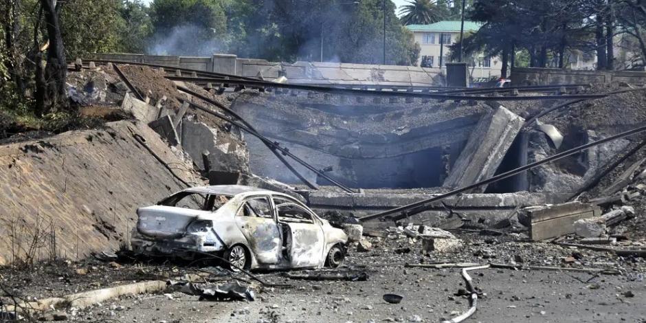 Explosión de camión cisterna en Sudáfrica deja al menos 8 personas muertas.