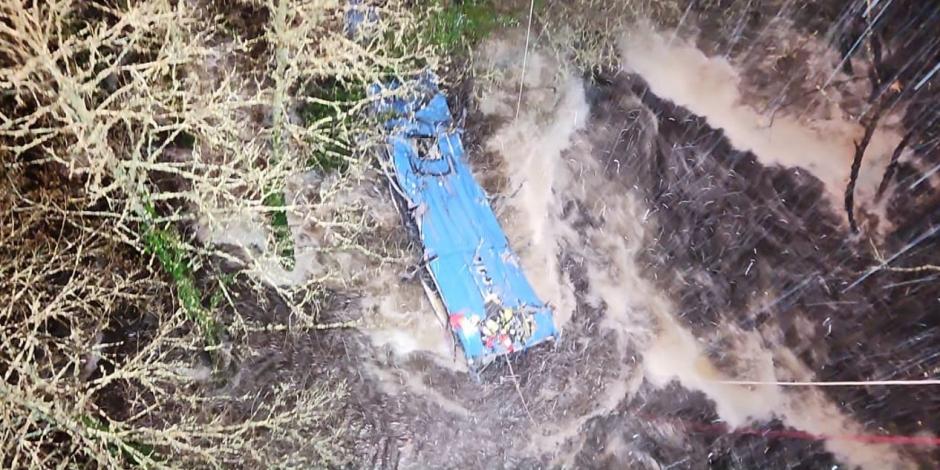 Autobús cayó a río en España y dejó un saldo de 6 muertos; se logró el rescate de dos personas.