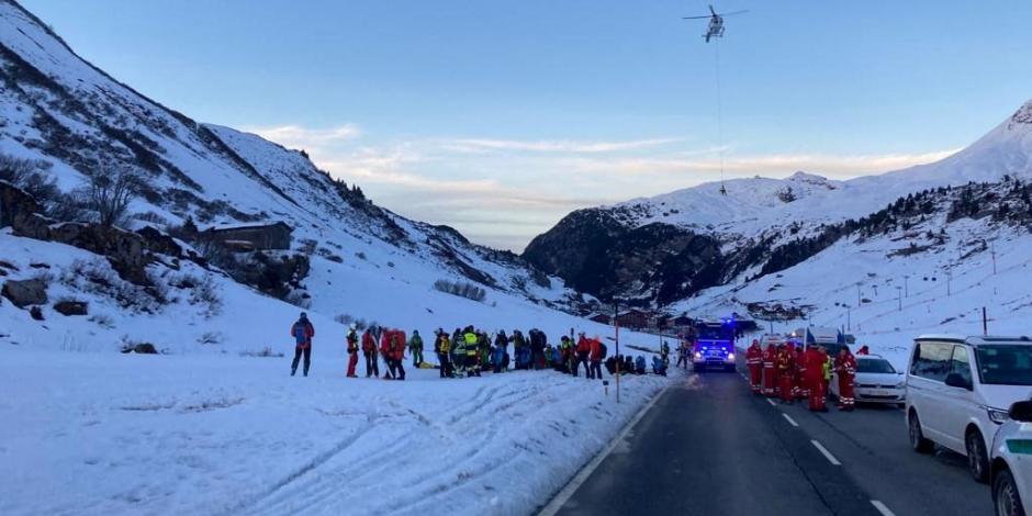 Reportan que al menos 10 personas quedaron enterradas en una avalancha en la región de Lech Zuers, Austria.