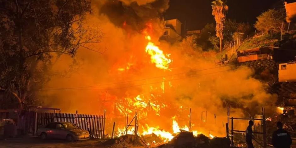En Tijuana, se incendian 15 casas en víspera de la Navidad.