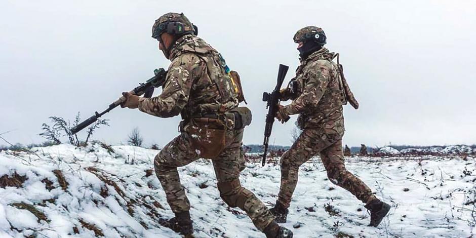 Soldados avanzan entre la nieve para mantener la ofensiva contra ocupantes