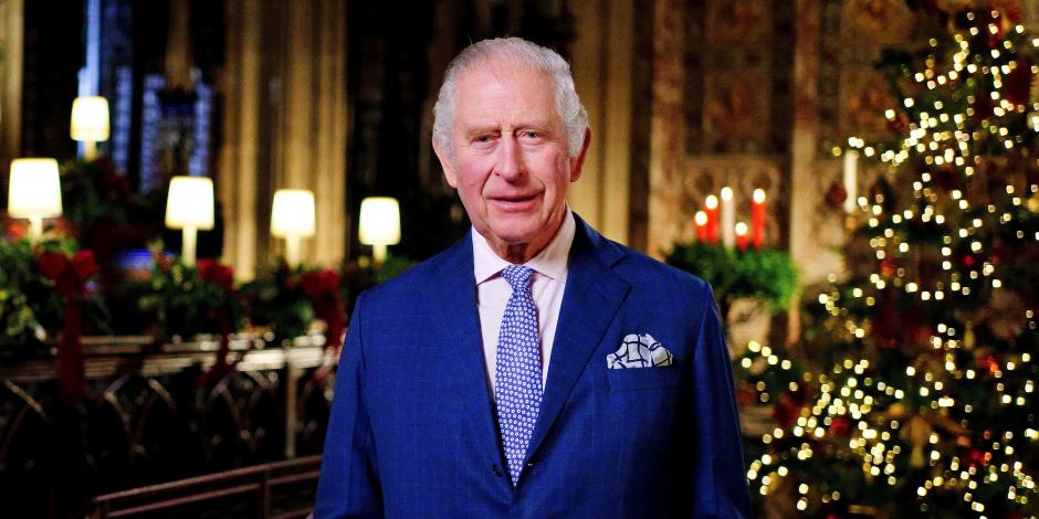 El rey Carlos recuerda a la difunta reina Isabel y cita fe en la humanidad en su mensaje de Navidad.