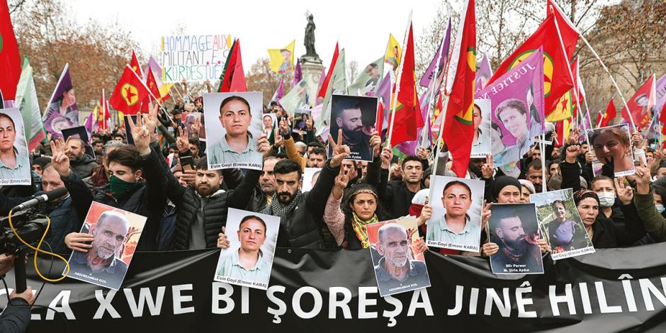 Manifestantes kurdos y aliados exigen justicia por el ataque que tildan de terrorista del pasado 23 de diciembre.