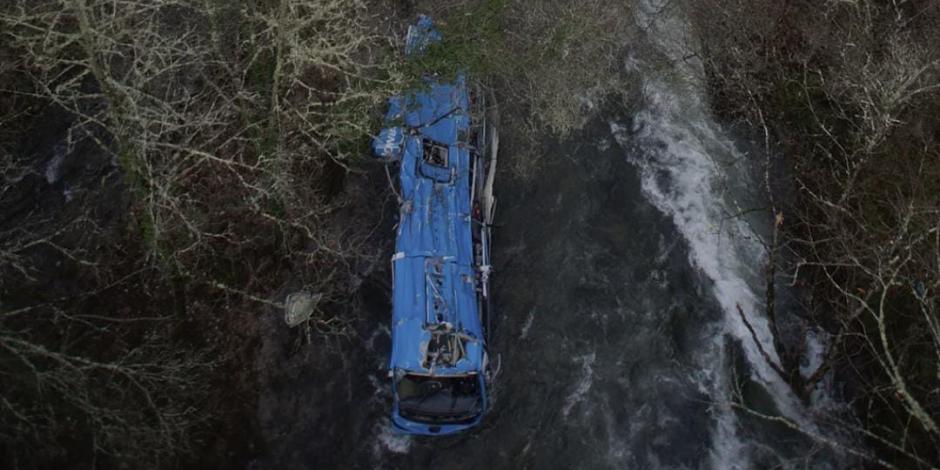 Un autobús yace en un río después de un accidente cerca de Pontevedra, en el noroeste de España, el 26 de diciembre de 2022.