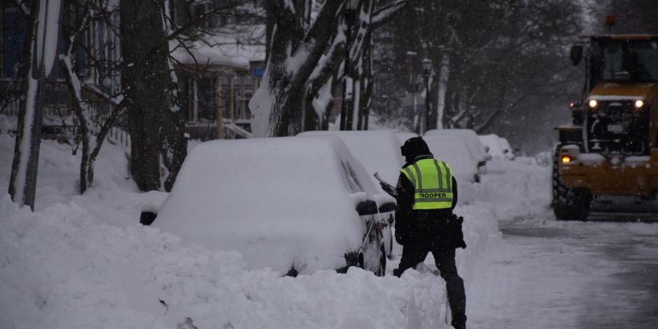 Policías en la ciudad de Búfalo, Nueva York, retiran nieve de las vías y ayudan a ciudadanos que se encuentran atrapados en sus vehículos